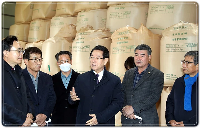 김영록 전남도지사가 30일 오전 나주시 동강면 공공비축미 매입 현장을 방문, 매입상황을 청취하고 농업인들을 격려하고 있다.   / 전남도