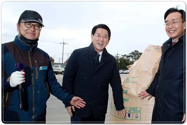 30일 오전 나주시 동강면 공공비축미 매입 현장을 방문한 김영록 전남도지사가 특품을 받은 비축미 앞에서 윤병태 나주시장 및 검사요원과 활짝 웃고 있다.