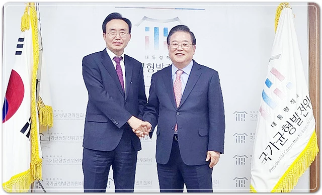 윤병태 나주시장(왼쪽)이 우동기 국가균형발전위원장과 면담을 하고  혁신도시 2차 공공기관 이전을 요청했다.