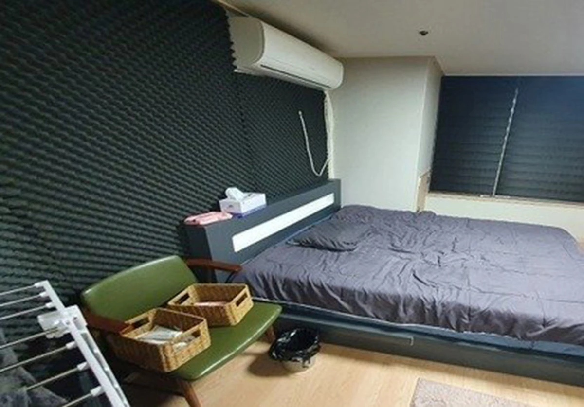 성매매가 이뤄진 오피스텔 방. 업주와 실장은 국내 여성들을 고용해 인터넷 성매매 사이트에 광고한 뒤 이를 보고 찾아온 손님들에게 코스별로 성매매 대금 10만~30만원을 받았다. / 경기북부경찰청 제공