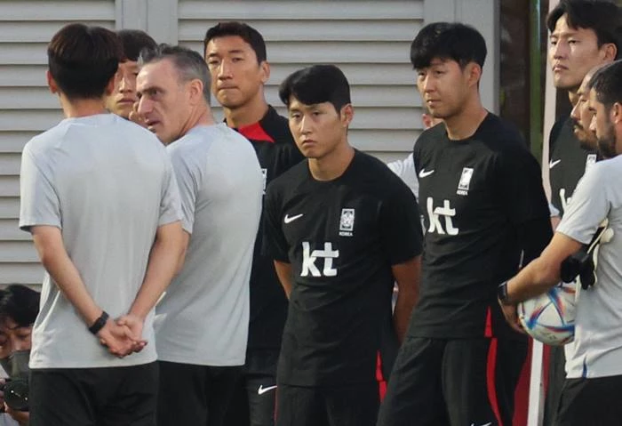 대한민국 축구대표팀의 손흥민과 이강인 등이 진난달 29일 오후(현지 시각) 카타르 도하 알에글라 트레이닝센터에서 가진 훈련에 앞서 벤투 감독의 설명을 듣고 있다. / 뉴스1