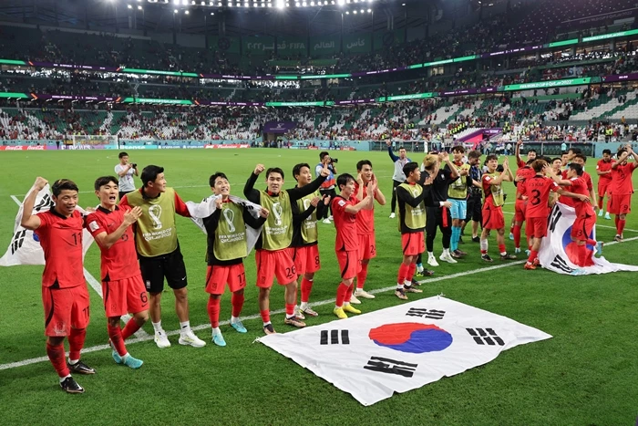 포르투갈을 상대로 2-1 역전승을 거두며 16강에 진출한 한국 축구 대표팀 / 뉴스1