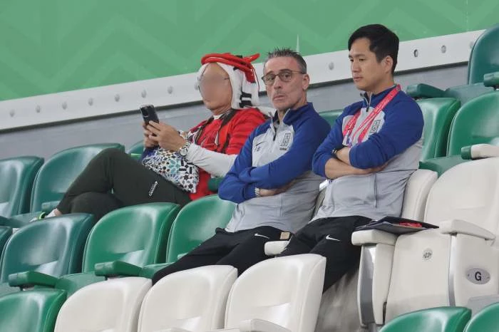 파울루 벤투 대한민국 축구대표팀 감독이 지난 2일 오후(현지 시각) 카타르 알라이얀 에듀케이션 시티 스타디움에서 열린 2022 카타르 월드컵 조별리그 H조 3차전 포르투갈과의 경기에서 관중석에 앉아 있다.  / 뉴스1