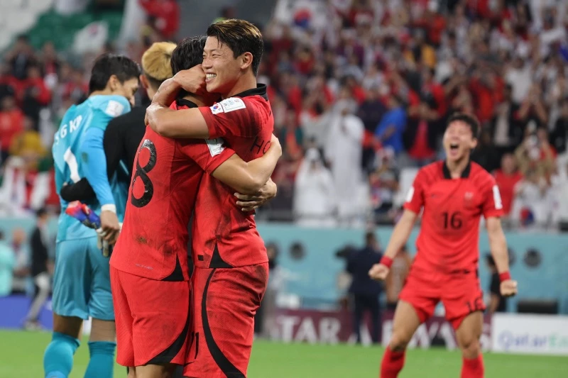 이강인과 기쁨의 포옹 나누는 황희찬