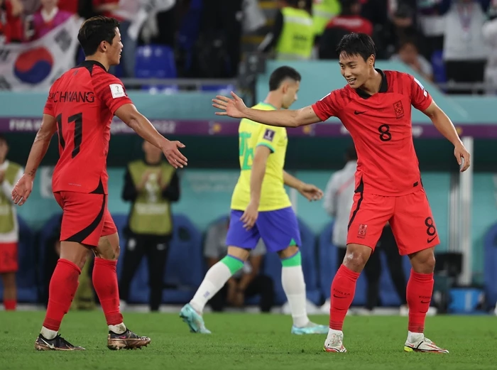 5일 오전(현지 시각) 카타르 도하 스타디움 974에서 열린 2022 카타르 월드컵 16강전에서 브라질이 4-0으로 앞선 상황에서 만회골을 성공시킨 대한민국 대표팀 8번 백승호.