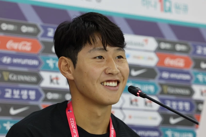대한민국 축구대표팀 이강인이 지난달 14일 오후(현지 시각) 카타르 도하 알 에글라 트레이닝센터에서 가진 첫 훈련에 앞서 취재진과 인터뷰를 하고 있다 / 뉴스1