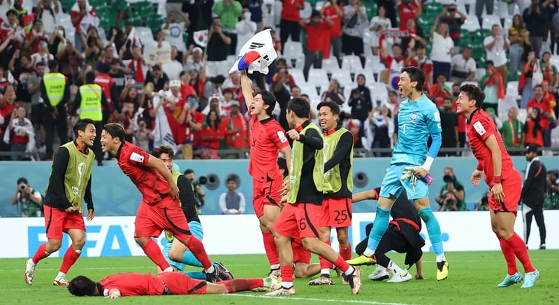 3일 오전(한국 시각) 카타르 알라이얀의 에듀케이션 시티 스타디움에서 열린 2022 카타르 월드컵 조별리그 H조 3차전 대한민국과 포르투갈 경기에서 2-1로 승리하며 16강 진출에 성공한 대표팀 선수들이 세리머니를 하고 있다 / 이하 연합뉴스