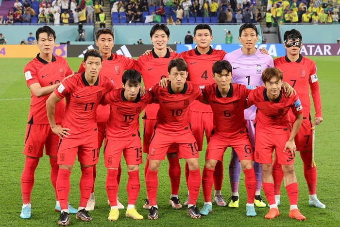 한국 축구 대표팀이 브라질과 16강 경기를 앞두고 기념 촬영을 하는 있다