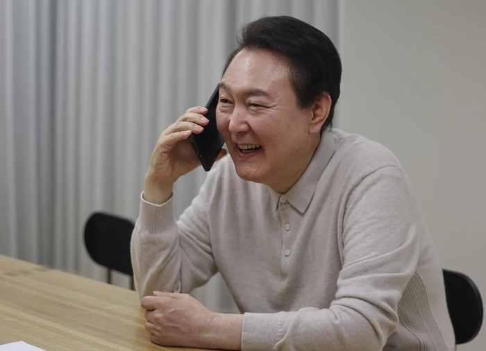 윤석열 대통령이 지난 3일 '2022 카타르 월드컵' 16강 쾌거를 거둔 파울루 벤투 감독, 손흥민과 전화 통화를 하며 환하게 웃음짓고 있다
