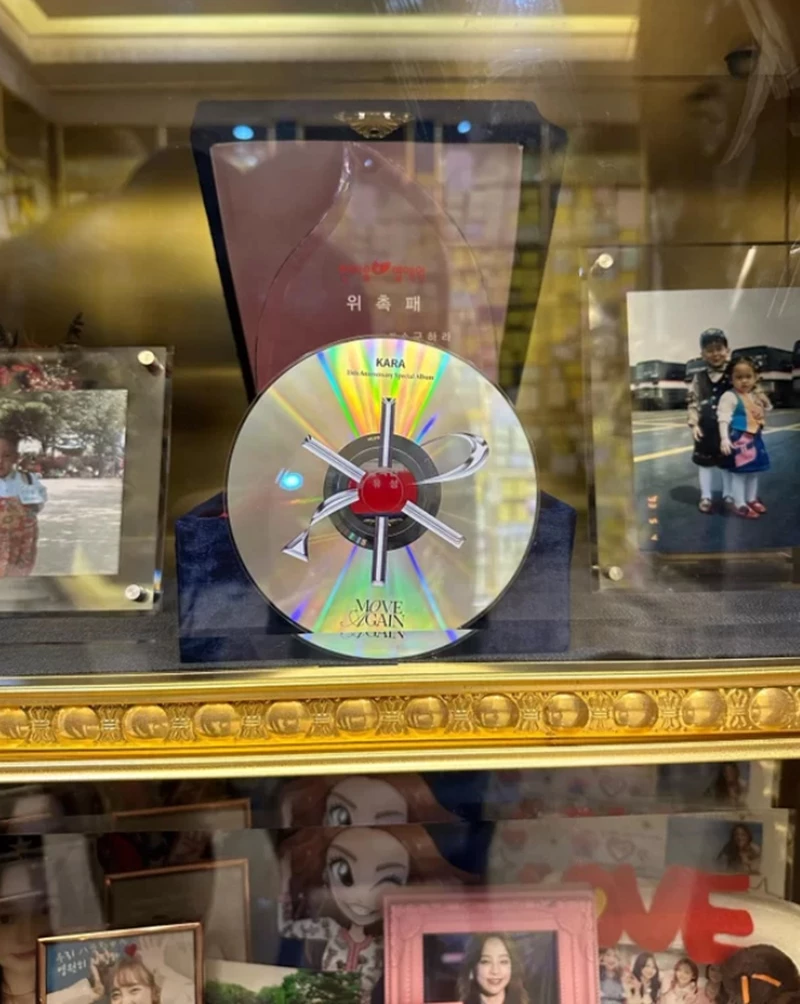 고(故) 구하라 납골당에 놓여있는 카라 새 앨범 CD