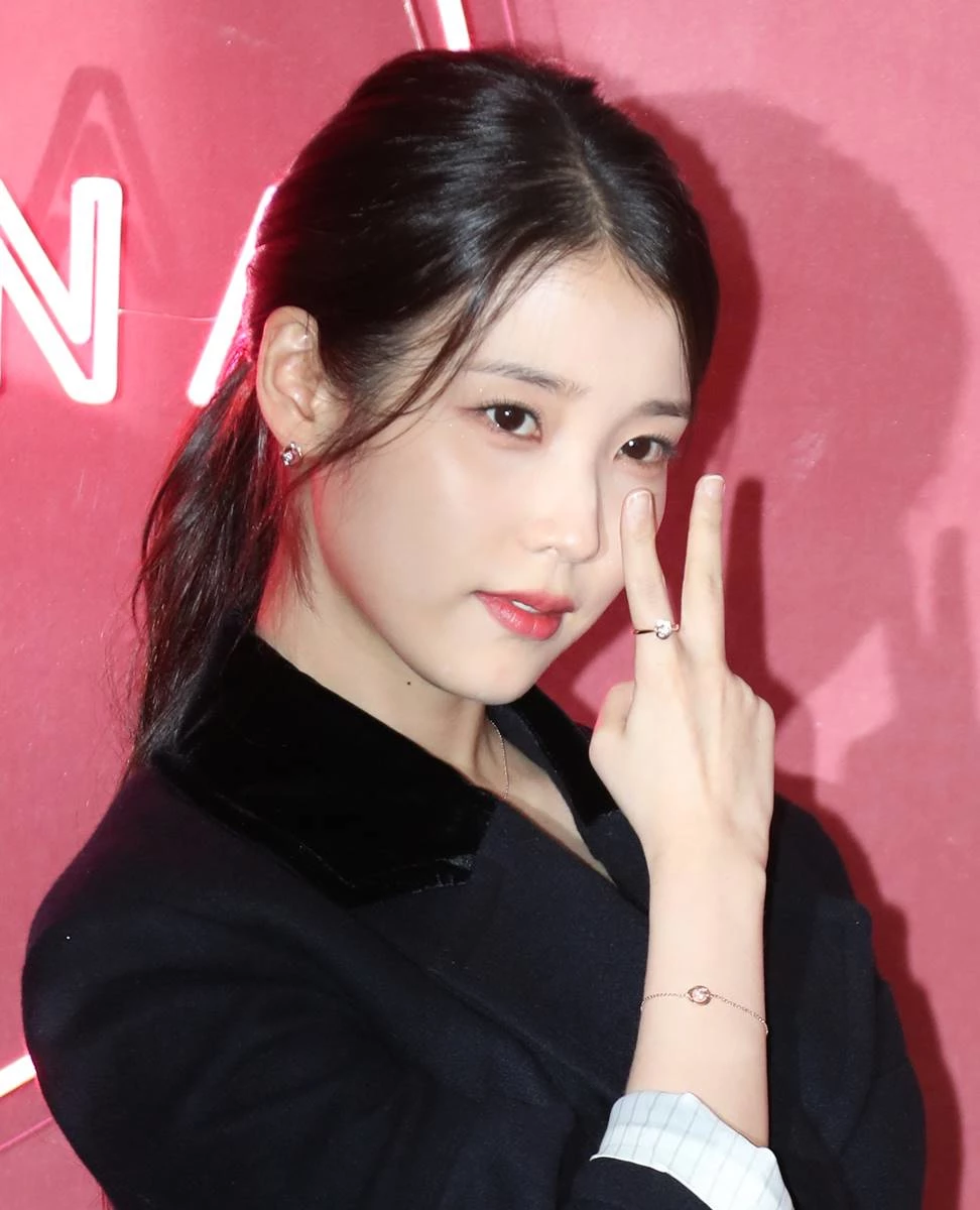 가수 겸 배우 아이유