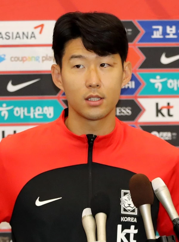대한민국 축구 국가대표팀 주장 손흥민이 7일 귀국한 뒤 취재진과 인터뷰하고 있다