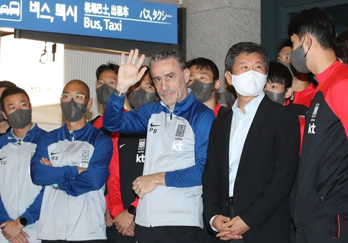2022 카타르 월드컵 16강 역사를 쓰고 돌아온 벤투 감독과 한국 축구대표팀