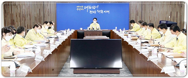 김영록 전라남도지사가 9일 오전 도청 재난종합상황실에서 실국별 가움대책 상황 보고회를 주재하고 있다. 김 지사는 도내 기업에 가뭄의 심각성을 알리고 물 절약 계획서를 받아 가뭄에 대비 하고, 도서지역에 긴급히 이동식 담수시설을 설치하라고 밝혔다. / 전남도