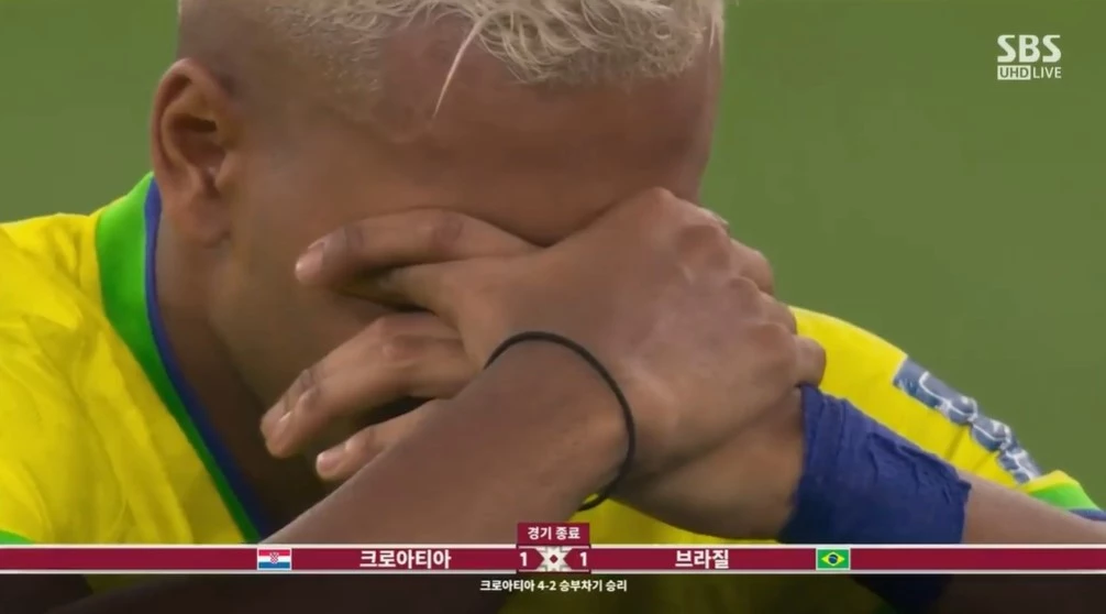 동료들의 위로에도 네이마르는 눈물을 멈추지 못했다