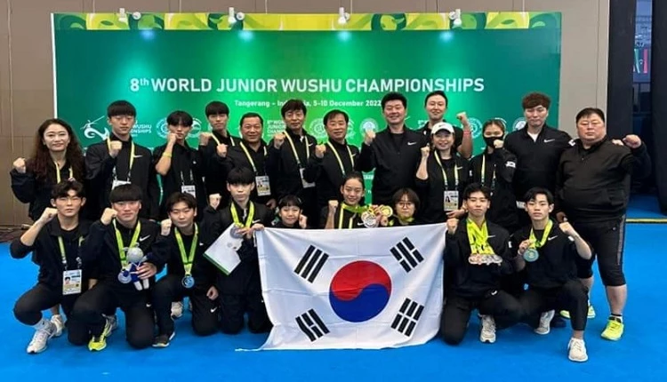 대한민국청소년우슈국가대표팀이 세계청소년우슈선수권 대회에서 좋은 성적을 거두고 기념사진을 찍고 있다./사진=대한우슈협회 제공