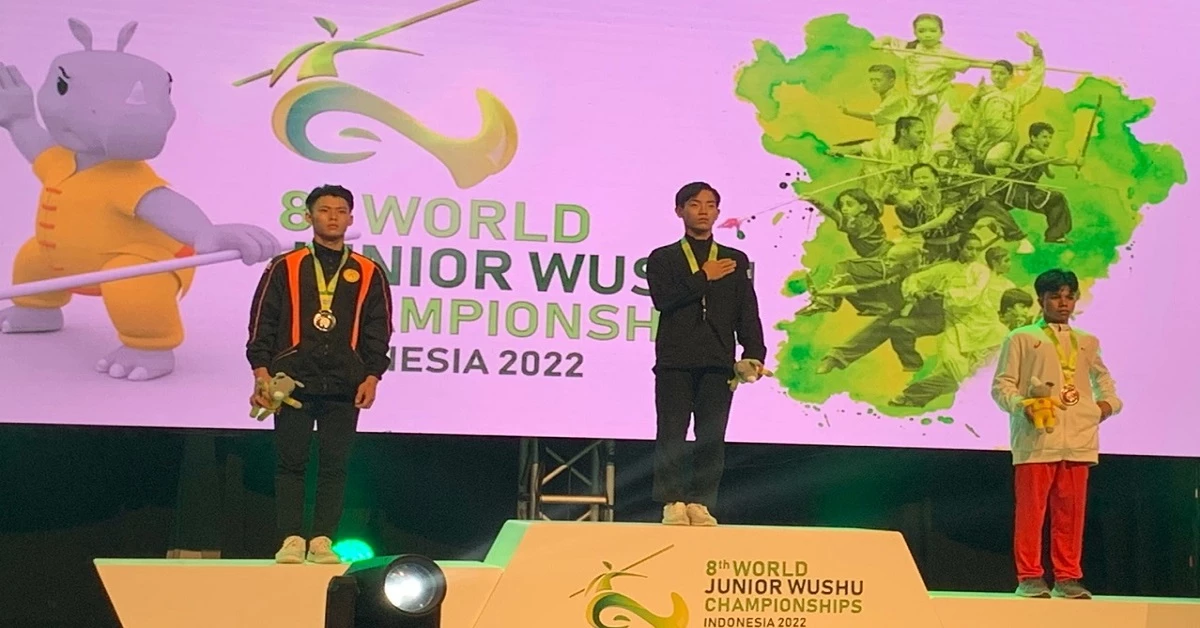 충북체고 2년 고영우선수(가운데)가 투로 남자 A그룹 남도종목에서 9.190점으로 2위인 말레이시아선수를 0.004점 차로 제치고 금메달을 목에 걸고 시상대에서 애국가를 힘차게 부르고 있다./사진= 대한우슈협회 제공