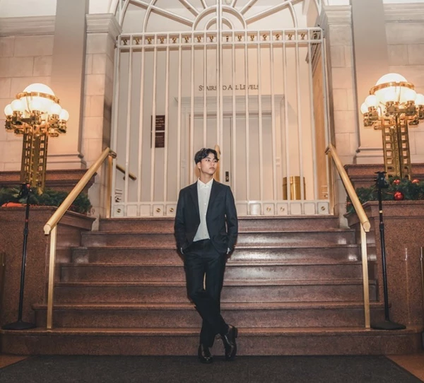 슈트 입고 포즈 취하고 있는 안리환 군