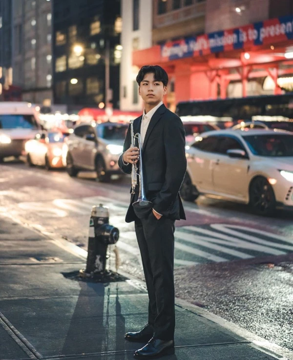 뉴욕 거리에서 트럼펫을 들고 포즈를 취하고 있는 안리환 군