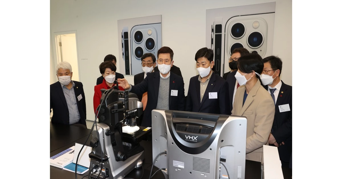 이강덕 포항시장을 비롯한 기념행사 참석자들이 애플 제조업 R&D 지원센터를 둘러보고 있다 / 포항시 제공