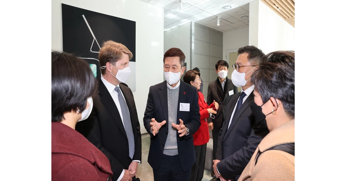 애플 디벨로퍼 아카데미 관계자들과 이야기 중인 이강덕 시장(가운데) / 포항시 제공