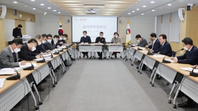 박완수 경남도지사(오른쪽에서 2번째)가 실국본부장회의를 하고 있다. / 사진제공=경남도