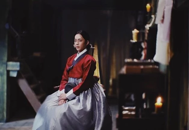 유선호가 '슈룹'에서 맡은 계성대군의 초상화를 위해 포즈를 취하고 있다. / 유선호 인스타그램