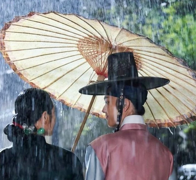 이하 tvN '슈룹'에서 중전 임화령(김헤수) 아들 계성대군에게 슈룹(우산)을 씌어주는 신 / 이하 김혜수 인스타그램