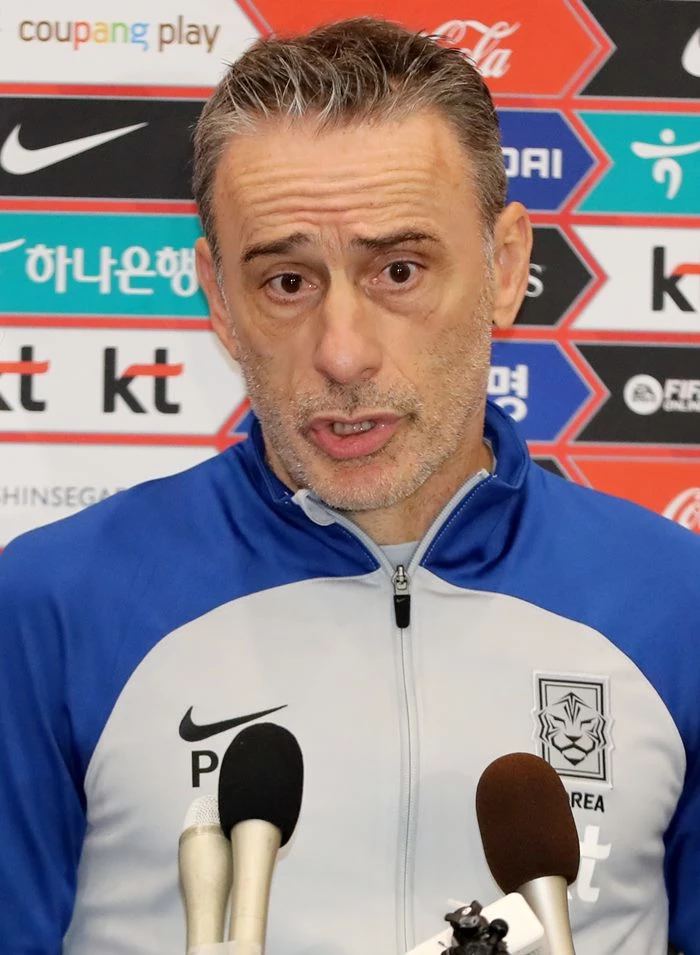 파울루 벤투 감독이 7일 오후(한국 시각) 인천국제공항 제1터미널을 통해 귀국한 뒤 취재진과 인터뷰를 하고 있다. / 이하 뉴스1