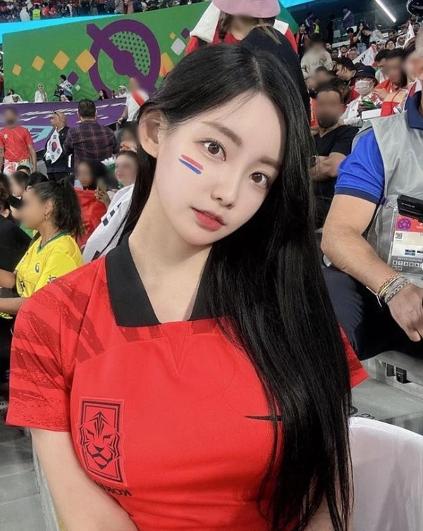 관중석에서 한국 대표팀 유니폼을 입고 응원 중인 곽민선