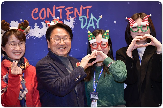 강기정 광주광역시장이 13일 오후 동구 라마다프라자 충장호텔에서 열린 '2022 광주문화산업 콘텐츠 데이'에서 참석자들과 포토존에서 포즈를 취하고 있다./광주광역시 제공