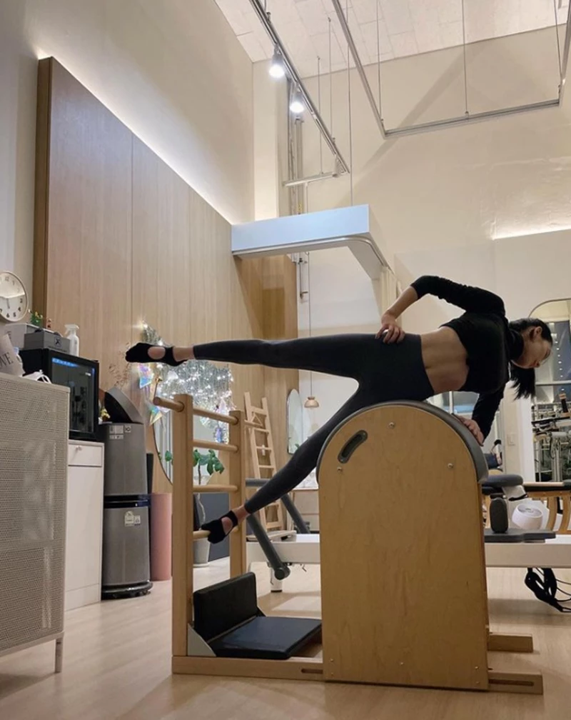 운동 중 포즈를 취하고 있는 강지영