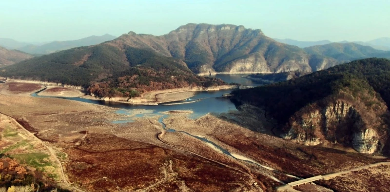 광주시민의 주 식수원인 전남 화순 동복호가 바닥을 드러내고 있다. 올해 11월 13일 동복호의 모습