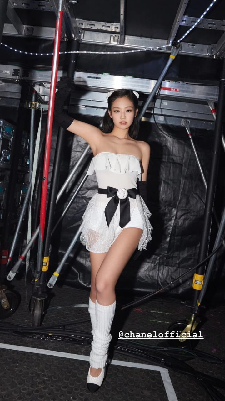 샤넬이 만들어준 의상을 입고 무대에 선 제니 / 제니 인스타그램