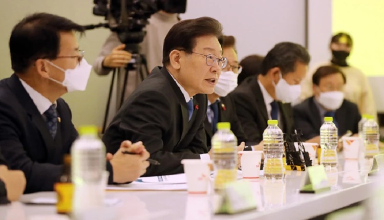 이재명 더불어민주당 대표(왼쪽 두번째)가 14일 청주 SK하이닉스 공장을 찾아 반도체 경쟁력 강화 지원을 위한 현장 간담회 자리에서 반도체가 세계적으로 상당히 어렵다는 얘기를 듣고 있다며 당 차원에서 역할을 최대한 찾아 보겠다고 말하고 있다. /충북사진공동취재단
