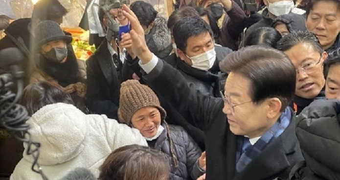 이재명 더불어민주당 대표가 13일 오후 충남 천안시 동남구 천안중앙시장을 찾아 시민들과 인사를 나누고 있다.
