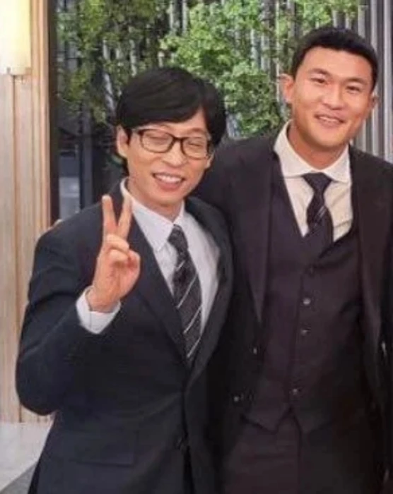 위 사진을 확대했다. 눈 감은 유재석과 환히 웃고 있는 김민재의 모습