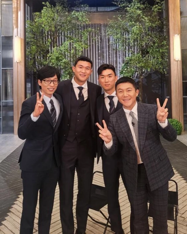 김민재가 다시 올린 사진. 유재석이 눈을 뜨고 웃고 있다.