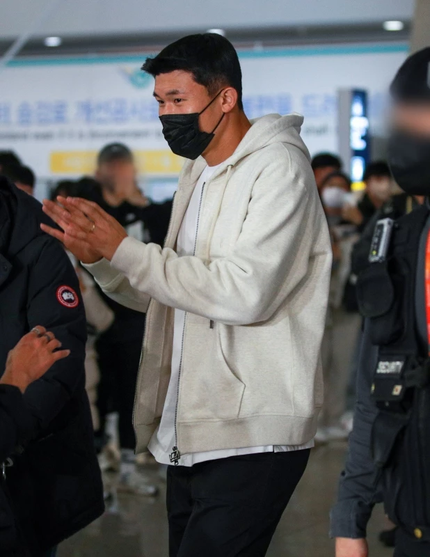 소속팀인 SSC 나폴리에 합류하기 위해 14일 오후 인천국제공항 제1터미널을 통해 이탈리아로 출국한 김민재 / 뉴스1