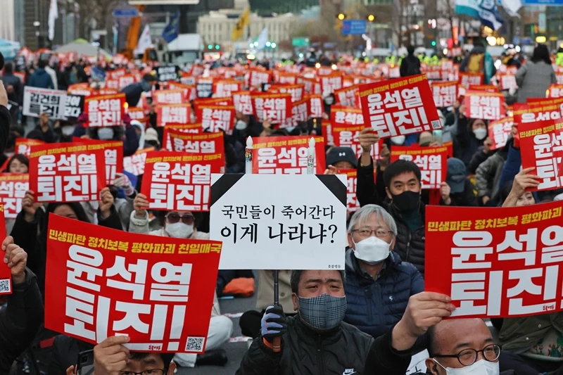 '김건희 특검·윤석열 퇴진 촛불대행진' 집회에 참가한 진보단체 회원들과 시민들이 서울 중구 태평로 일대에서 구호를 외치고 있다. / 이하 뉴스1