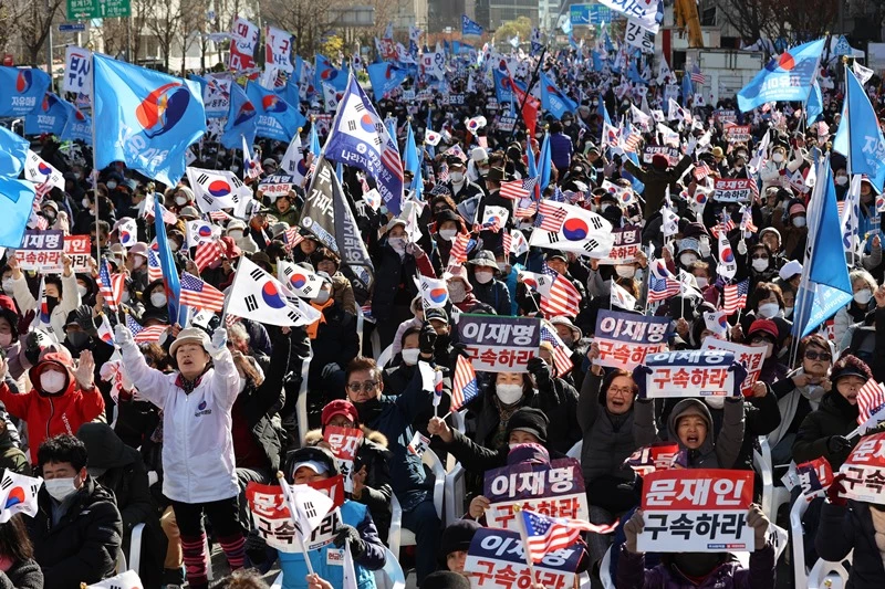 보수단체 회원들과 시민들이 서울 중구 세종대로에서 태극기와 성조기를 흔들며 '이재명·문재인 구속'을 외치고 있다.
