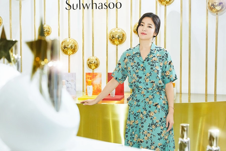 설화수 모델인 배우 송혜교가 2019년 5월 15일 오전 서울 강남역에서 열린 설화수 유니버스 팝업 스토어 오픈 행사에 참석해 포즈를 취하고 있다. (설화수 제공) / 뉴스1