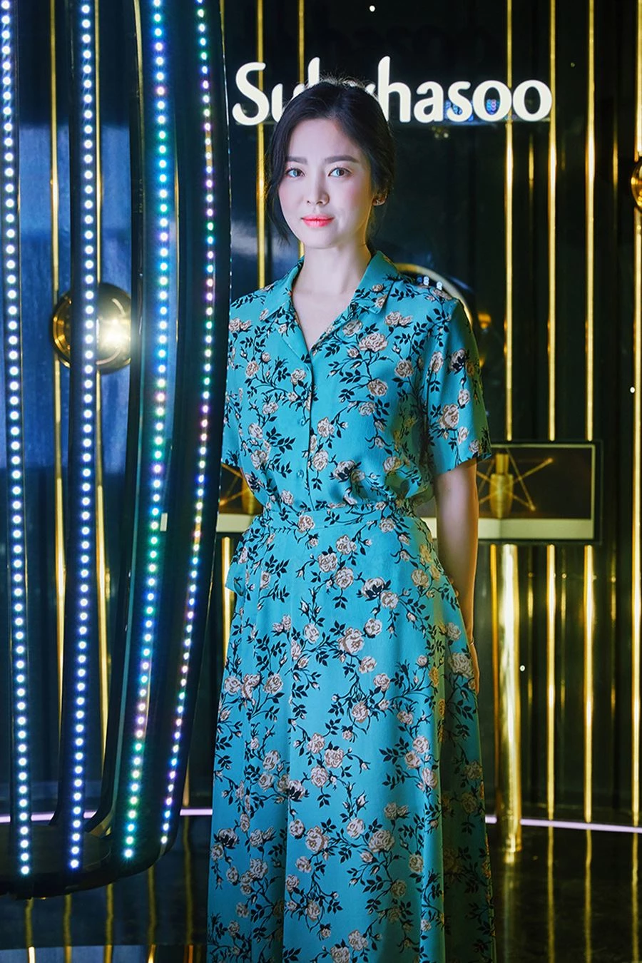 설화수 모델인 배우 송혜교가 2019년 5월 15일 오전 서울 강남역에서 열린 설화수 유니버스 팝업 스토어 오픈 행사에 참석해 포즈를 취하고 있다. (설화수 제공) / 뉴스1