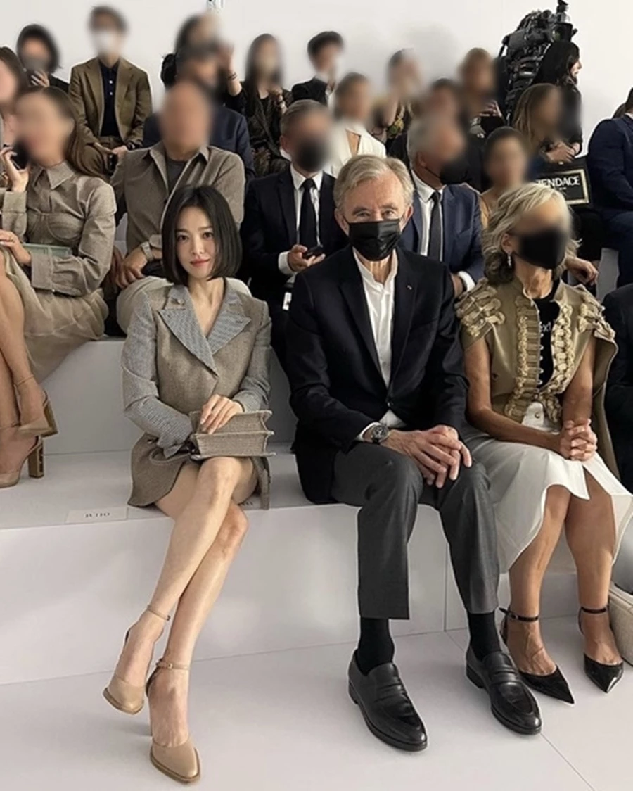 지난 7월 파리에서 열린 명품 브랜드 F사 쿠튀르 쇼에서 송혜교 옆자리에 앉아 베르나르 아르노 루이비통 회장이 대화를 나누고 있다. / 이혜주 매거진 W 코리아 편집장 인스타그램