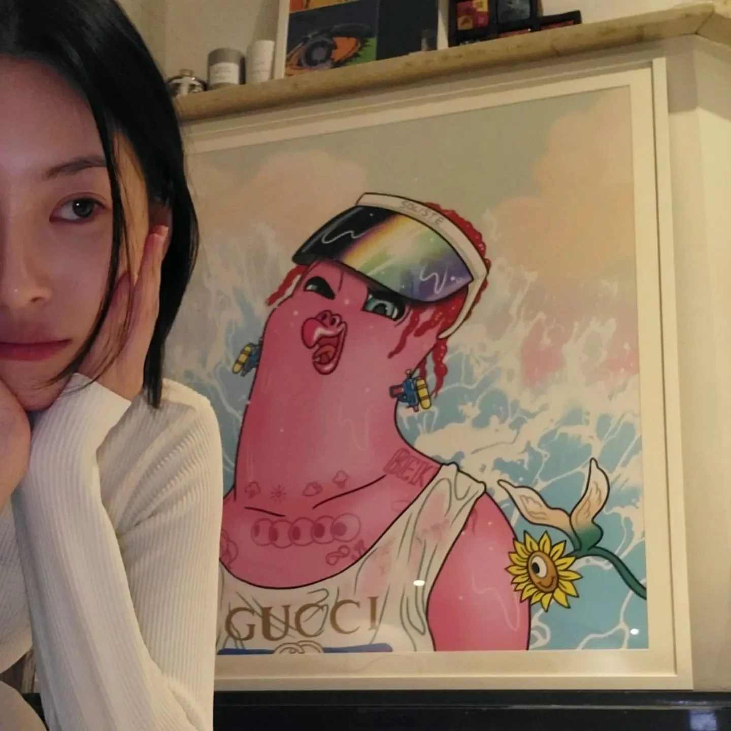 송민호의 그림 앞에서 포즈 취한 선미 / 이하 선미 인스타그램