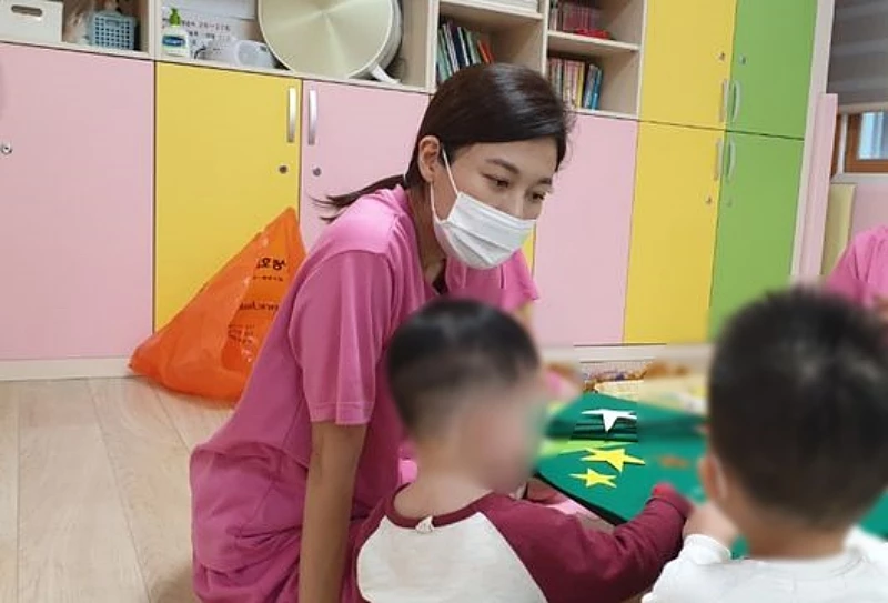 배우 김하늘이 국내 입양 아동 복지시설인 성가정입양원을 찾아 아이들과 시간을 보내고 있는 모습 / 이하 아이오케이 컴퍼니 제공