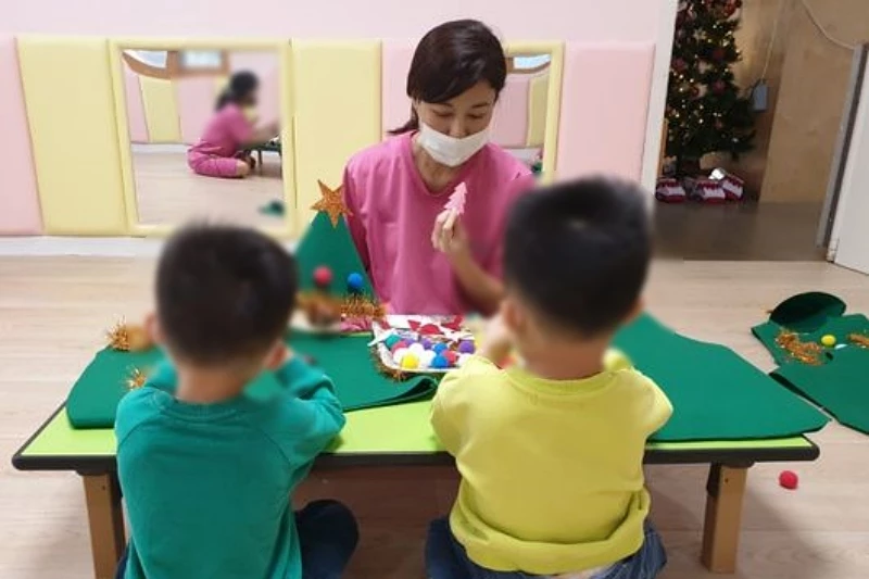 아이들과 함께 시간을 보낸 김하늘