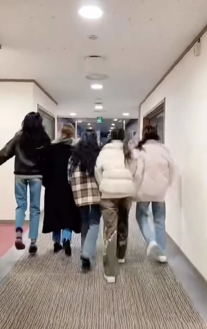 다 같이 손잡고 퇴근하는 카라 완전체 멤버들 / 허영지 인스타그램