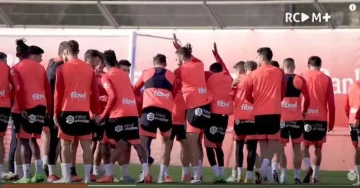 이강인을 격하게 환영해주고 있는 마요르카 선수들 / 유튜브 'RCD Mallorca'