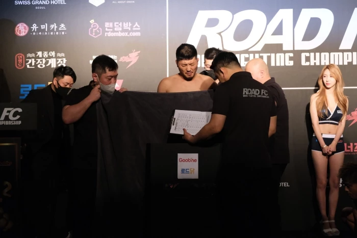 부축을 받으며 계체량에 나선 권아솔 / 이하 로드FC